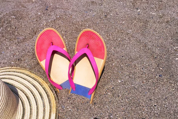 Sombrero Playa Mujer Zapatos Playa Mujer Brillantes Pizarras Arena Orilla —  Fotos de Stock