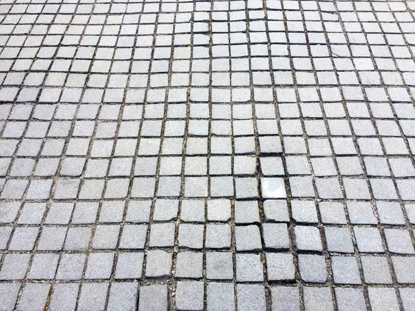 都市公園の広い歩道 灰色の小さな正方形の舗装スラブ 背景とテクスチャ — ストック写真