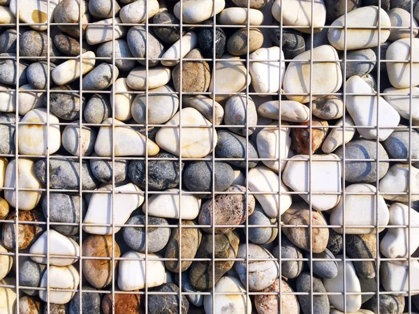 Bunte Kieselsteine Hinter Einem Metallzaun Form Eines Gitters Interessanter Hintergrund — Stockfoto
