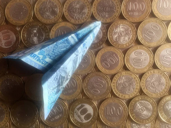 Billet 500 Tenge Kazakh Plié Sous Forme Une Figurine Avion Images De Stock Libres De Droits