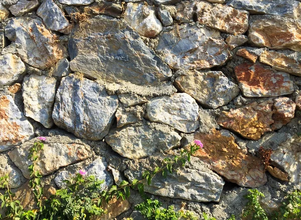 Teil Der Mauer Aus Naturstein Verschiedenen Größen Und Formen Mit — Stockfoto