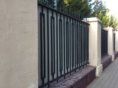 Hafif beton sütunlu metal bir çitin parçası. Arka plan ve doku.