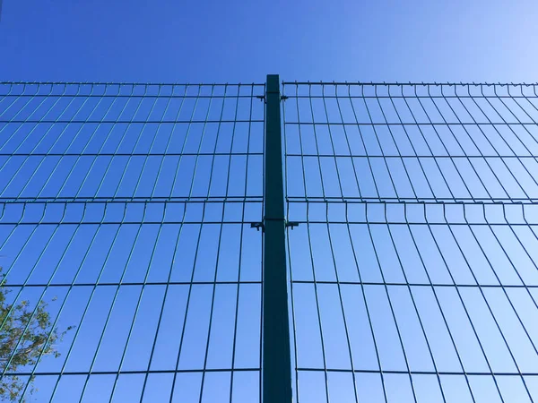 Metal Örgü Çit Arkasında Parlak Mavi Bir Gökyüzü Eskrim Spor — Stok fotoğraf