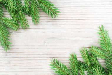 Ahşap doğal arka plan üzerinde küçük iğneler ile yeşil ladin bir dalı. Yeni yıl konsepti. Close. Arka plan, doku. Fotoğraflar ve yazıtlar için kış çerçevesi. Kopyalama alanı.