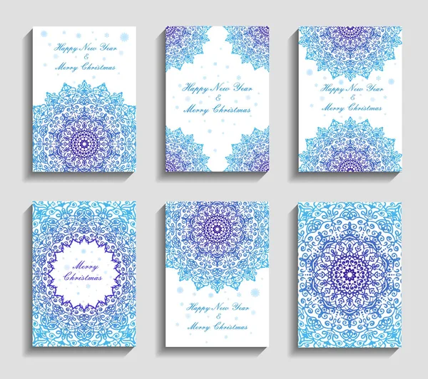 Tarjetas de Navidad con copos de nieve de Mandala sobre fondo azul — Archivo Imágenes Vectoriales