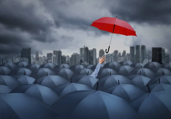 Empresário Com Guarda Chuva Vermelho Entre Outros Conceito Diferente Único — Fotografia de Stock