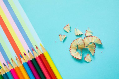 renkli kalemler, çöp ve gökkuşağı renkli çizgili, sabit