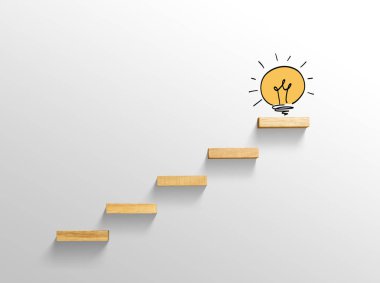 Merdivenlerde ampul ışık, artmak büyüklük, iş başarılı kavramı