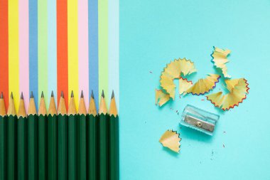 renkli kalemler, çöp ve gökkuşağı renkli çizgili, sabit