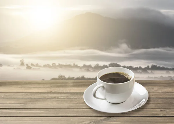 Ateşli Amerikalı Siyah Kahve Gündoğumu Dağ Arka Plan Beyaz Kupa — Stok fotoğraf