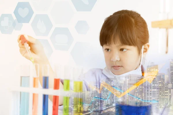 Aziatisch Meisje Doet Laboratoriumtest Wetenschap Klas — Stockfoto
