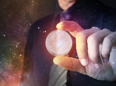 İş adamı tutun evren gökada arka plan ile kristal berraklığında top model