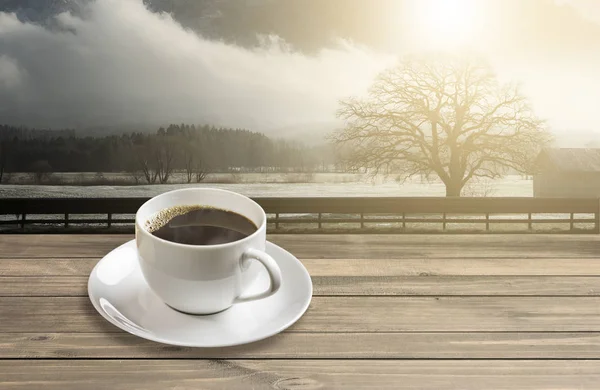 Heißer Amerikanischer Schwarzer Kaffee Weißer Tasse Mit Sonnenaufgang Hintergrund — Stockfoto