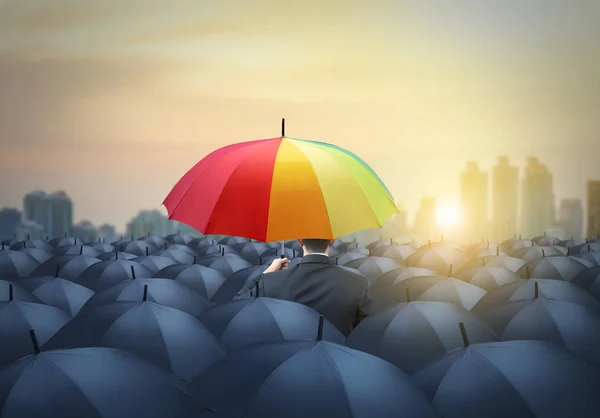 Homem Negócios Com Guarda Chuva Arco Íris Colorido Entre Outros — Fotografia de Stock