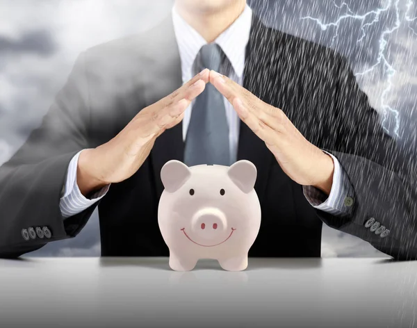 Affärsman Hand Täcka Rosa Grisen Keramiska Bank Med Kraftigt Regn — Stockfoto