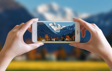 ellerini almak güzel dağ ve gökyüzü sahne görünümü mobil smartphone ile fotoğraf