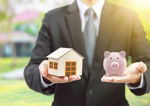 Roze Piggy Keramische Bank Thuis Model Met Zakenman Verzekering Concept — Stockfoto