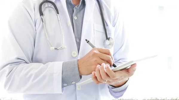 Arts Onderzoeken Met Stethoscoop Gezondheidszorg Ziekenhuis — Stockfoto