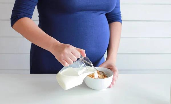 Mujer Embarazada Come Cereales Integrales Con Leche Fresca — Foto de Stock