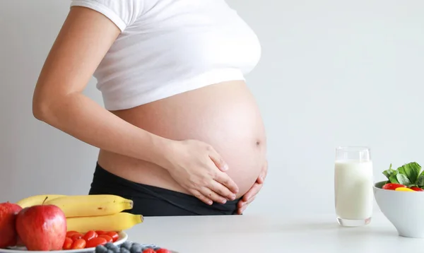 Las Mujeres Embarazadas Comen Ensalada Verduras Frutas Alimentos Saludables — Foto de Stock