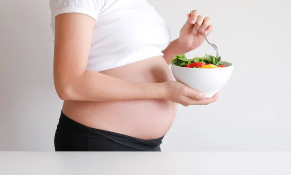Las Mujeres Embarazadas Comen Ensalada Verduras Frutas Alimentos Saludables — Foto de Stock