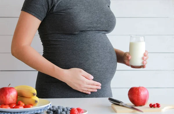 Mujer Embarazada Beber Vaso Leche Fresca Con Fruta Fresca Mesa — Foto de Stock