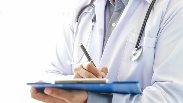 Arts Onderzoeken Met Stethoscoop Gezondheidszorg Ziekenhuis — Stockfoto
