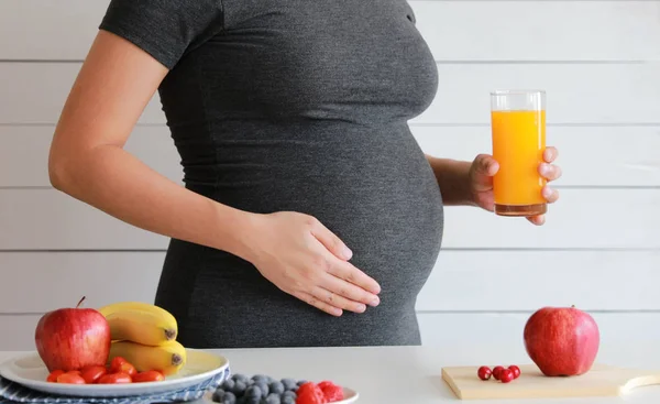 Mujer Embarazada Beber Zumo Naranja Saludable — Foto de Stock