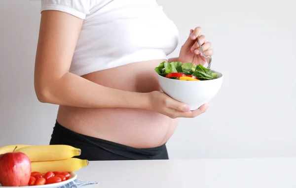 Las Mujeres Embarazadas Comen Ensalada Verduras Fruta Jugo Leche Alimentos — Foto de Stock