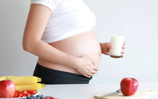 Mujer Embarazada Beber Vaso Leche Fresca Con Fruta Fresca Mesa — Foto de Stock