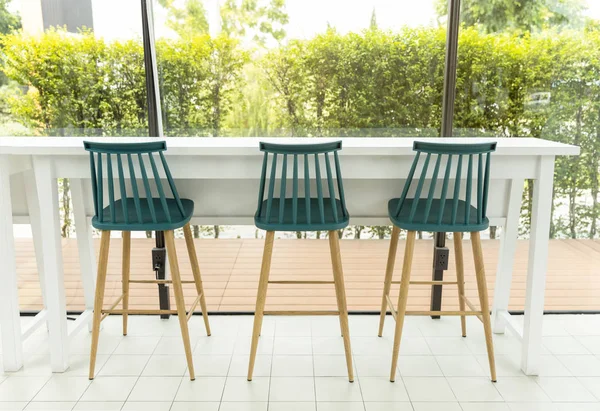 Witte Tafel Houten Stoelen Met Natuur Daglicht Venster — Stockfoto