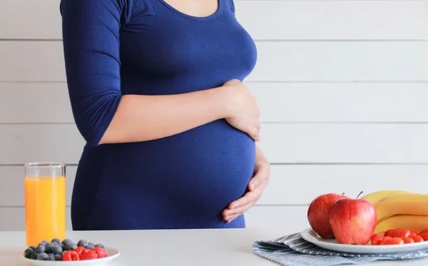 Mujer Embarazada Bebe Jugo Naranja Fruta Saludable — Foto de Stock