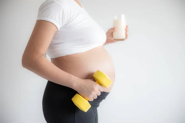 Ejercicio Entrenamiento Con Pesas Mujer Embarazada Mancuerna Con Vaso Leche — Foto de Stock