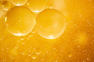 Altın sarısı baloncuk yağ damlası, soyut arkaplan