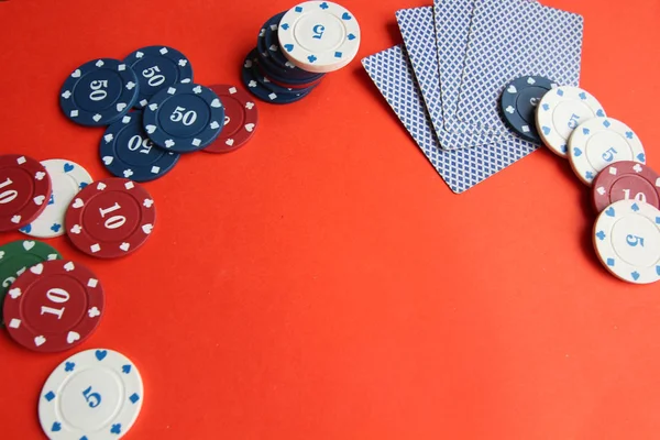 Poker kartları, pocker fişleri, para, kırmızı arka plan üzerinde pocker zar. kumar, masa oyunları — Stok fotoğraf