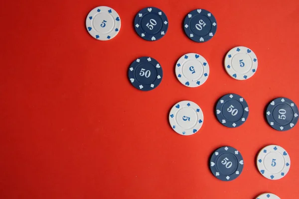 Poker kartları, pocker fişleri, para, kırmızı arka plan üzerinde pocker zar. kumar, masa oyunları — Stok fotoğraf