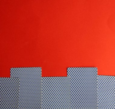 poker kartları, pocker fişleri, para, kırmızı arka plan üzerinde pocker zar. kumar, masa oyunları