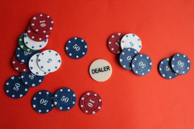 poker kartları, pocker fişleri, para, kırmızı arka plan üzerinde pocker zar. kumar, masa oyunları