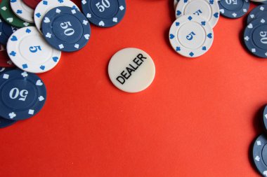 poker kartları, pocker fişleri, para, kırmızı arka plan üzerinde pocker zar. kumar, masa oyunları