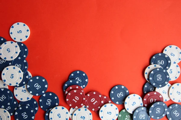 Poker kartları, pocker fişleri, para, kırmızı arka plan üzerinde pocker zar. kumar, masa oyunları — Stok fotoğraf