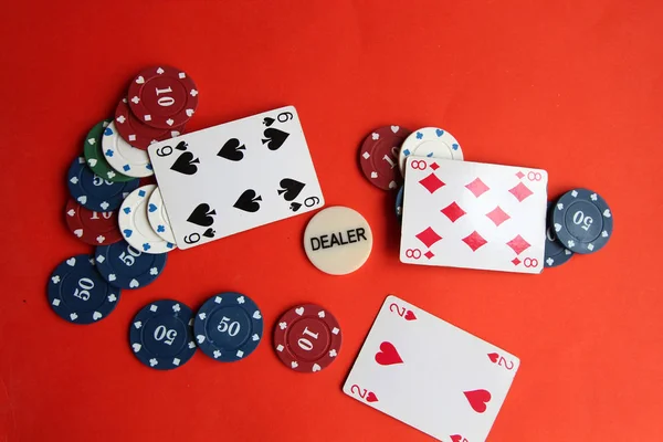 Poker kartları, pocker fişleri, para, kırmızı arka plan üzerinde pocker zar. kumar, masa oyunları — Stok fotoğraf