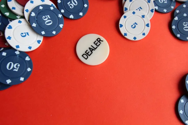 Покерні карти, кишенькові чіпи, гроші, кишенькові кістки на червоному тлі. азартні ігри, настільні ігри — стокове фото