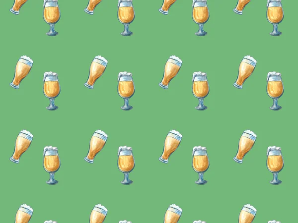 啤酒图标无缝模式跃起分支，木桶，啤酒杯，啤酒罐，瓶盖，啤酒杯，大麦。啤酒节背景. — 图库照片