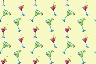 güzel arka plan, dikişsiz desen ile lezzetli coctail içecek suyu bir bardak. Yaz, plaj alkol