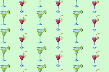 güzel arka plan, dikişsiz desen ile lezzetli coctail içecek suyu bir bardak. Yaz, plaj alkol