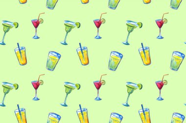 güzel arka plan, dikişsiz desen ile lezzetli coctail içecek suyu bir bardak. Yaz, plaj alkol