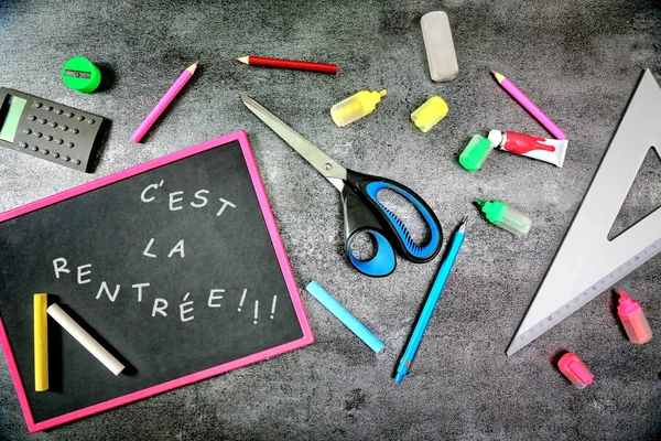 Bannière Avec Des Fournitures Scolaires Devant Tableau Retour École — Photo