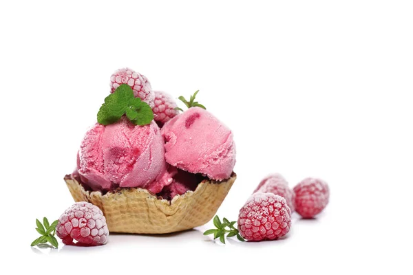 勺子覆盆子冰淇淋与薄荷叶隔离在白色背景 — 图库照片