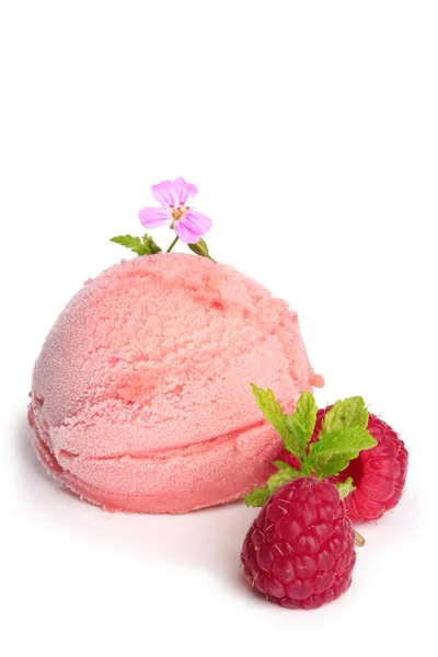 Sendok Krim Raspberry Dengan Daun Mint Terisolasi Pada Latar Belakang — Stok Foto