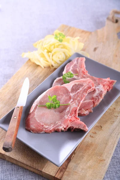 Ruwe Pork Chops Snijplank — Stockfoto
